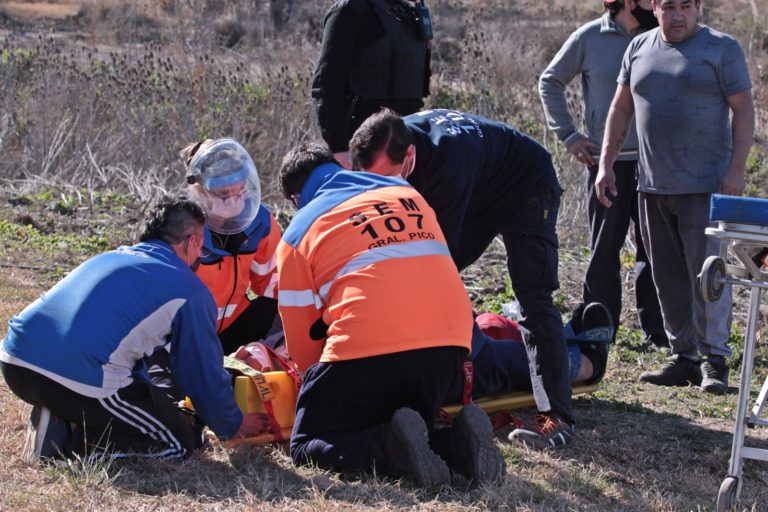 General Pico: una familia lesionada al volcar un auto en la rotonda que va a Trebolares