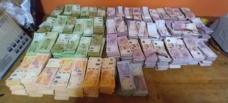 Una pareja que viajaba con casi $ 10 millones sin declarar fue demorada en La Pampa: Uno de los involucrados quiso sobornar a la Policía
