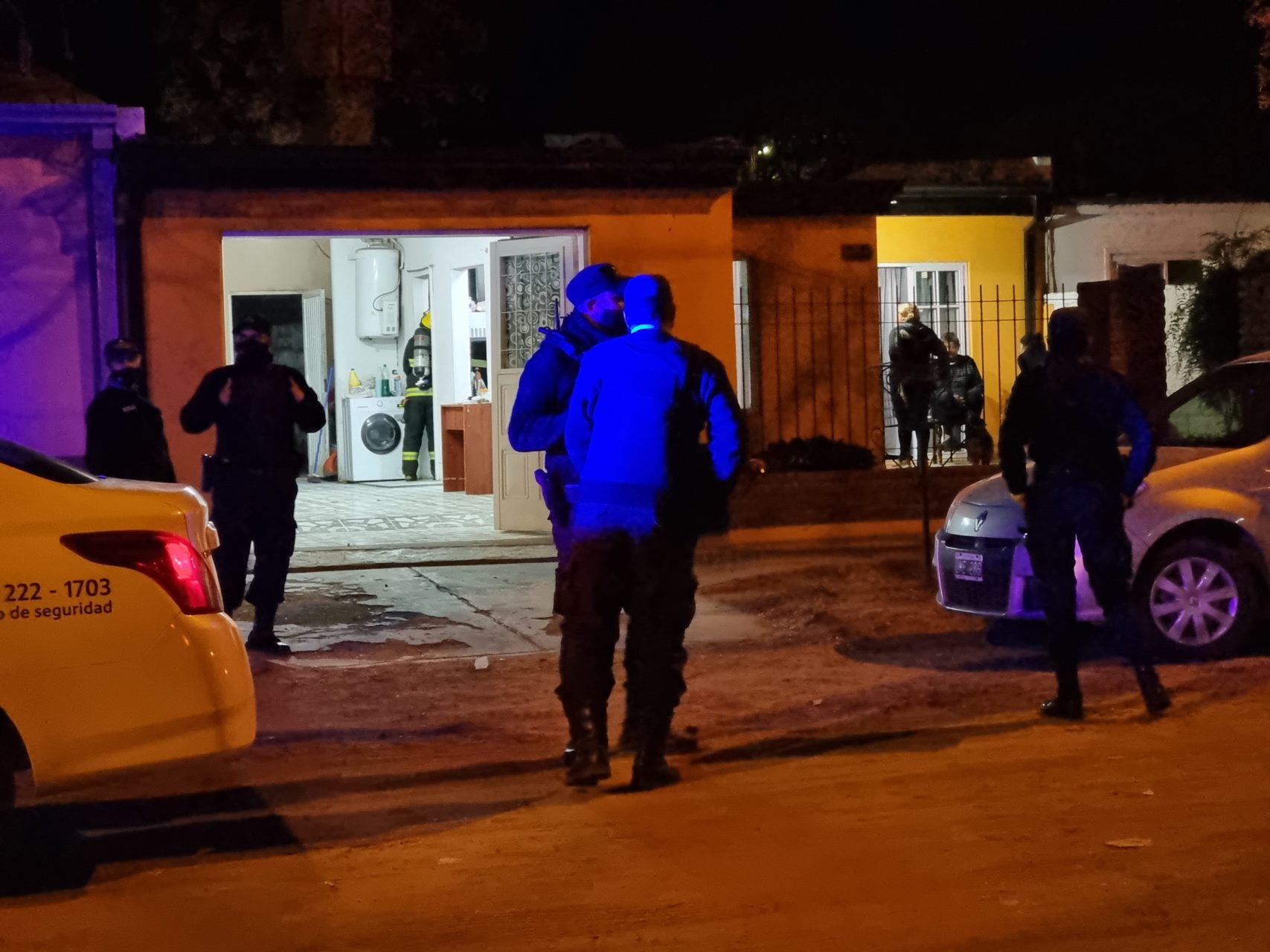 Una dotación de bomberos trabajó en una vivienda por un principio de incendio