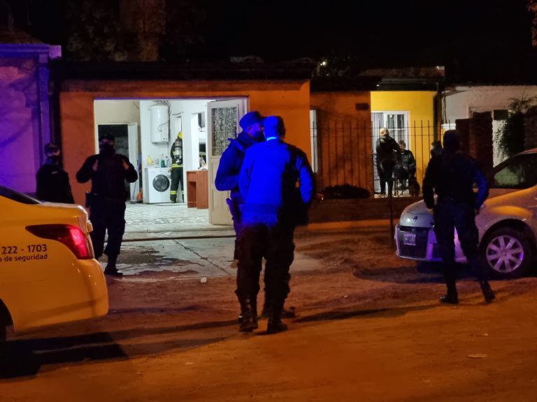 Una dotación de bomberos trabajó en una vivienda por un principio de incendio