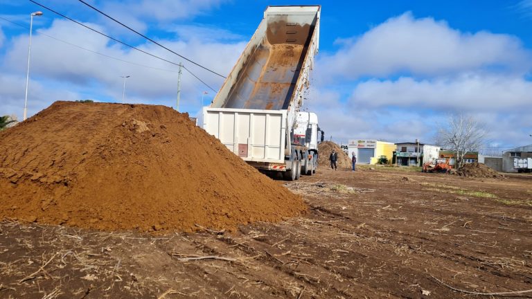Empezaron a nivelar los terrenos donde se construirán las 120 viviendas en General Pico