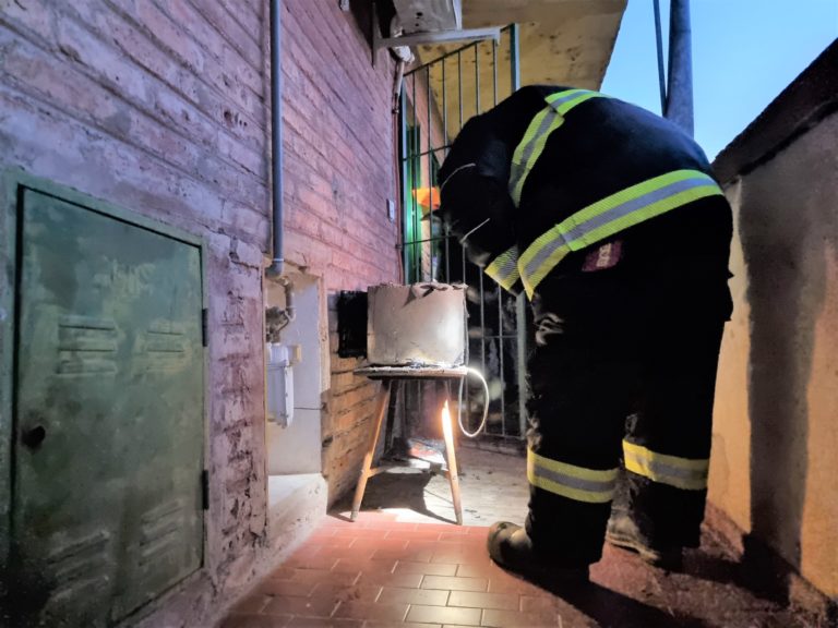 Principio de incendio en un departamento de barrio Malvinas: “Explotó un microondas, había mucho humo y se hizo ventilación”; no hubo que lamentar heridos