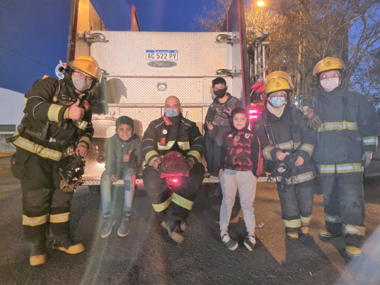 ¡HERMOSO RECONOCIMIENTO!: Los niños orgullosos de los Bomberos pidieron sacarse una foto con ellos para “INFOPICO”