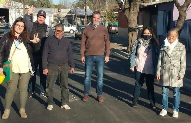 La ex diputada provincial Patricia Testa se mostró junto al precandidato a senador “Poli” Altolaguirre durante una recorrida de campaña