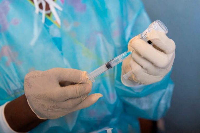 Moderna cree que será necesaria una tercera dosis de su vacuna contra el coronavirus antes de fin de año