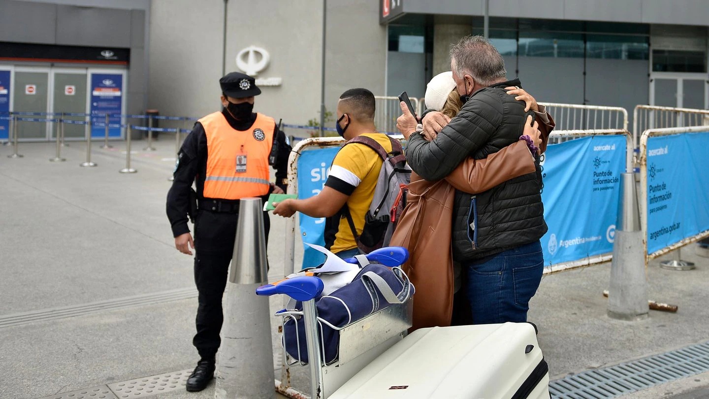 Los vacunados con dos dosis que viajen por temas laborales no deberán realizar la cuarentena cuando regresen al país