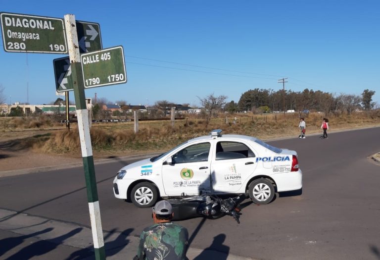 Choque entre un móvil policial y una motocicleta