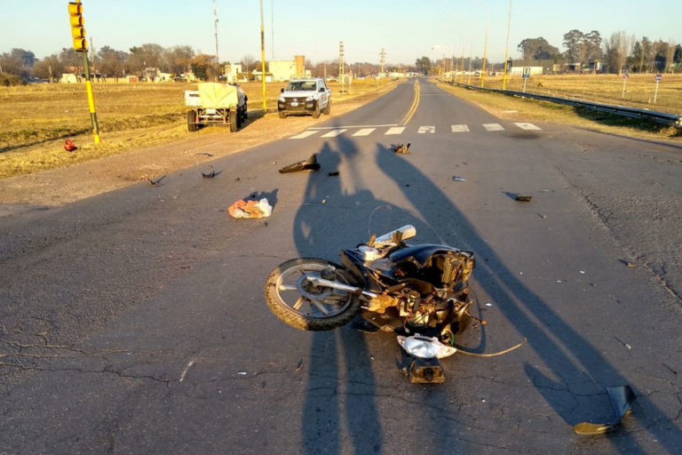 Camioneta chocó con una moto que paso en rojo en 444 y Circunvalación