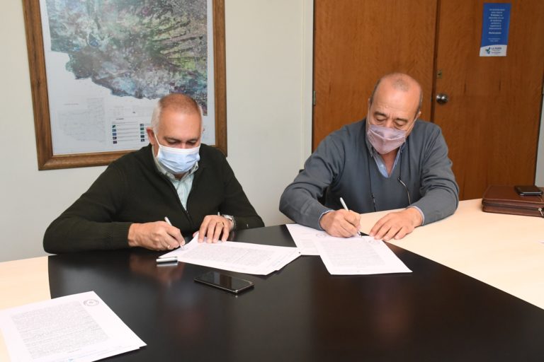 Caleufú y Arata firmaron convenios para obras de saneamiento