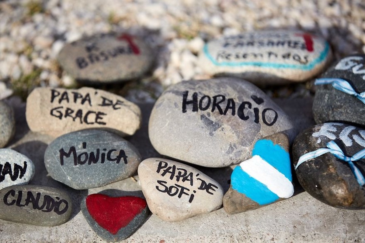 El Gobierno construirá un espacio para la memoria con las piedras de la marcha por los muertos del Covid