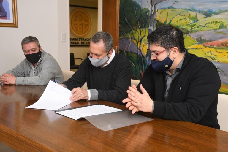 Firmaron convenio para potenciar el suministro de energía eléctrica a la planta de oxígeno del Gobernador Centeno