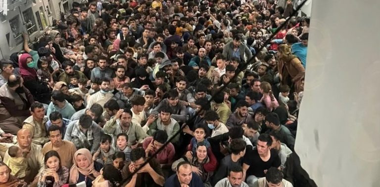 Una imagen que impacta al mundo: 640 afganos huyeron en la bodega de un avión estadounidense