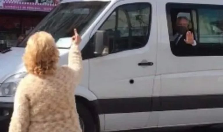 Video: el gesto viral de una jubilada y la respuesta inesperada de Alberto Fernández