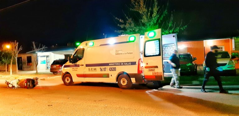 Motociclista colisiona contra dos ciclistas que fueron trasladados al hospital