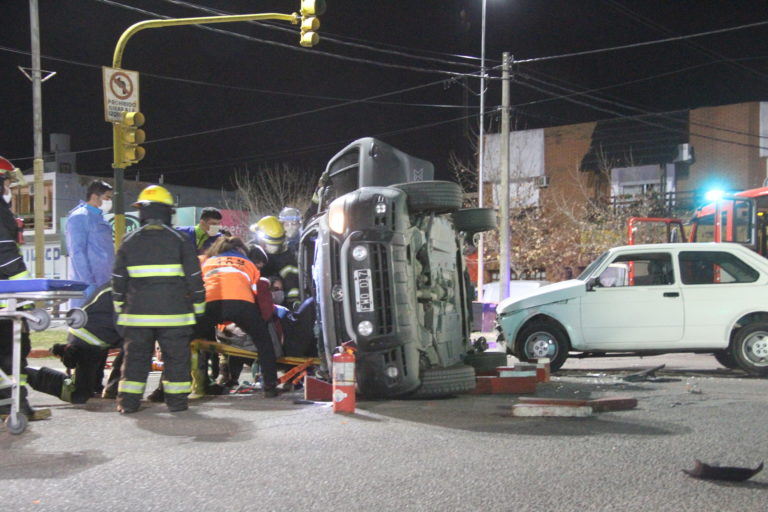 Dos personas quedaron atrapadas dentro de una camioneta que volcó tras un choque en calle 9 y 116
