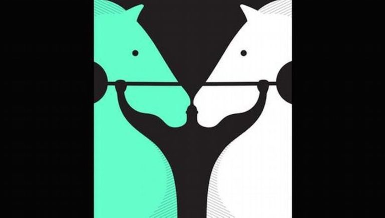 Qué ves primero en la imagen: caballos o un fisicoculturista