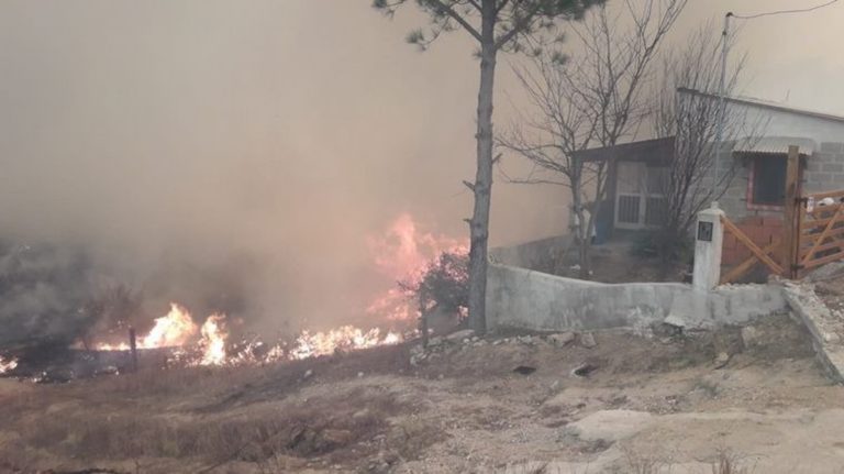 Sigue el combate del fuego en Córdoba: 80 casas quemadas