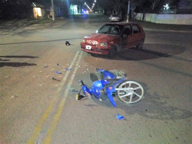 Fuerte choque en calles 13 y 40: Un motociclista fue hospitalizado