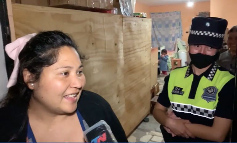 Tucumán: una mujer mató a su marido para defenderse, la Justicia la absolvió y ahora la policía que la custodiaba será la madrina de su bebé