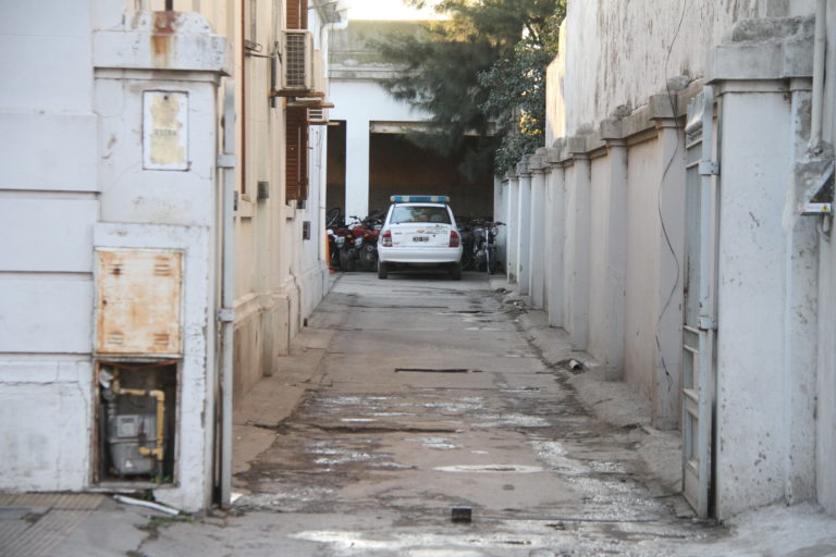 Demoran dos personas en la madrugada por resistencia a la autoridad: andaban en auto y realizaban “maniobras peligrosas” en pleno centro  