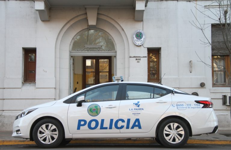 Jóvenes alcoholizados le patearon el auto a un remisero que se defendió a golpes de puño y con una llave cruz; todos fueron demorados por la Policía
