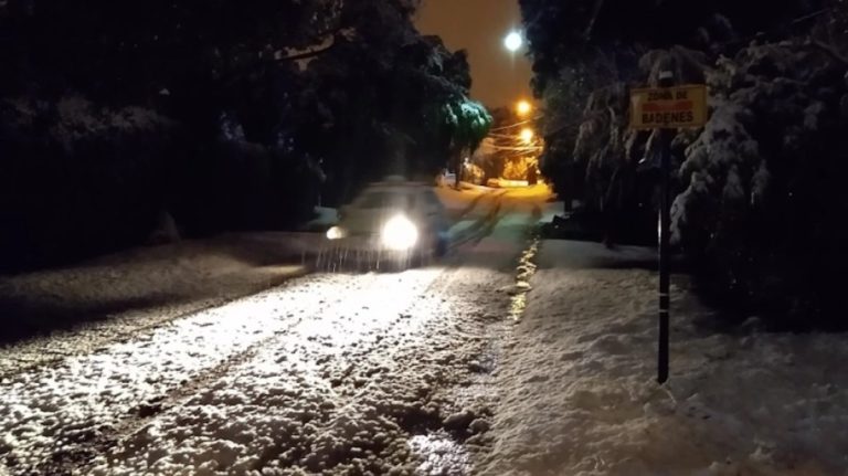 La nieve llegó a la cordillera y cubrió Bariloche