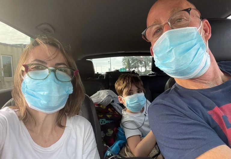 Tiene autismo y sus padres se endeudaron para vacunarlo en Miami: “Nos dejaron varados pero no importa, como mamá estoy feliz”