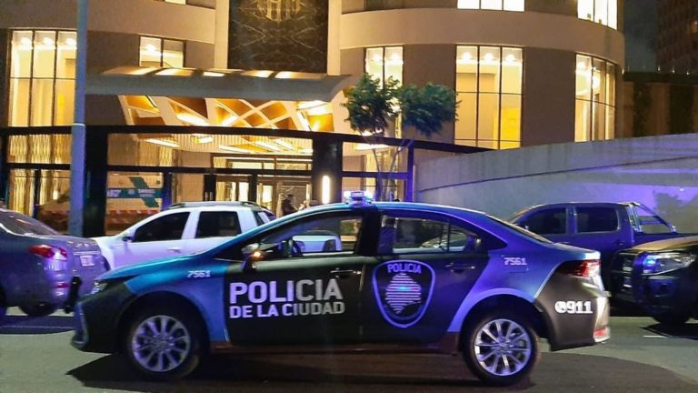 Conmoción en Flores: un cartonero encontró a una bebé recién nacida entre la basura