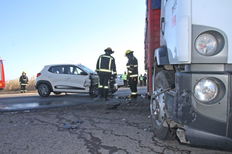 ACCIDENTE: Choque entre un camión y un auto en ruta provincial 102 a escasos metros de General Pico