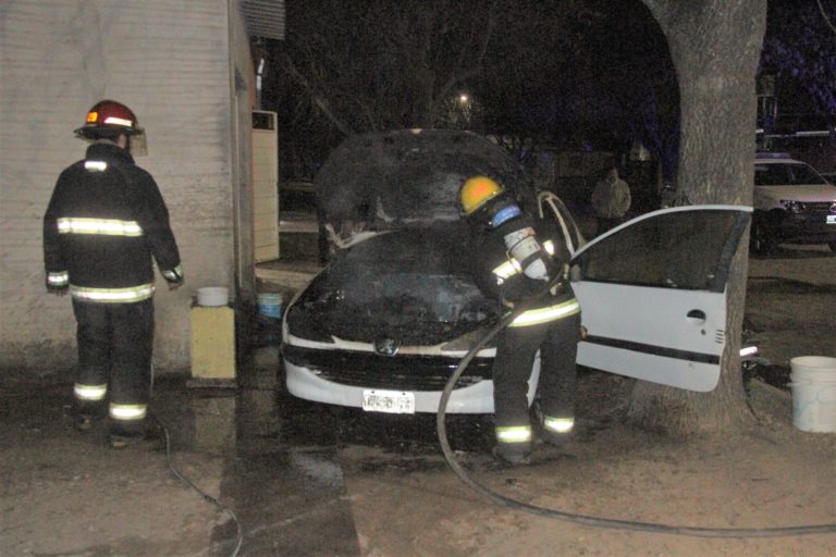 Se prendió fuego un auto en barrio Ranqueles: El incendio se originó en el motor, aunque no se trasladó al resto del vehículo