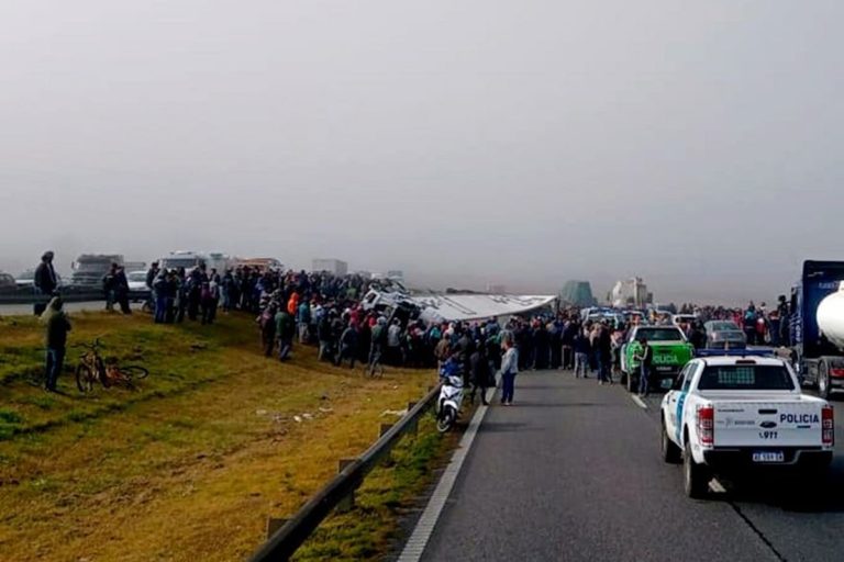 Descontrol y desesperación: saquearon un camión que volcó en la Panamericana en Zárate