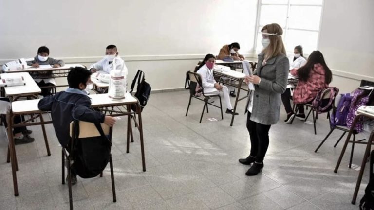 Presencialidad plena en La Pampa: en las escuelas que tengan menor distancia usarán barbijo tricapa, medidores de dióxido y harán testeos semanales de COVID-19