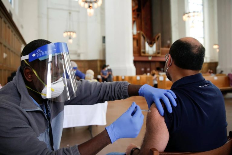 Inminente definición en Estados Unidos: exigirán que todas las personas estén vacunadas contra el COVID-19 para ingresar a su territorio