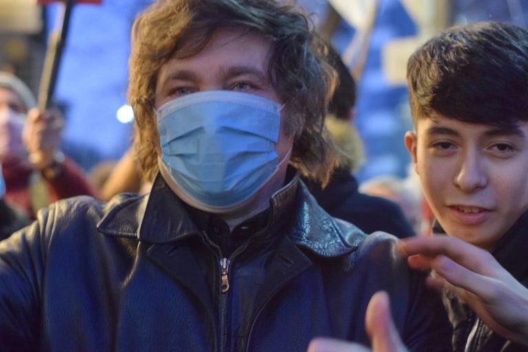 El fenómeno Milei en las calles, su llegada a los adolescentes y el mensaje a Juntos por el Cambio: “No necesitamos timbreo, a nosotros nos vienen a buscar”