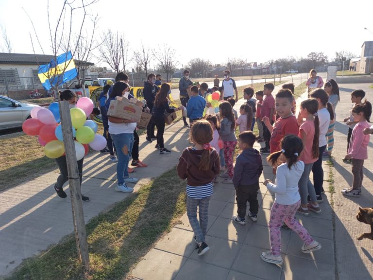 La Peña boquense “Roberto Mouzo” celebró el Día del Niño repartiendo juguetes y golosinas en barrio Ranqueles y barrio Rucci