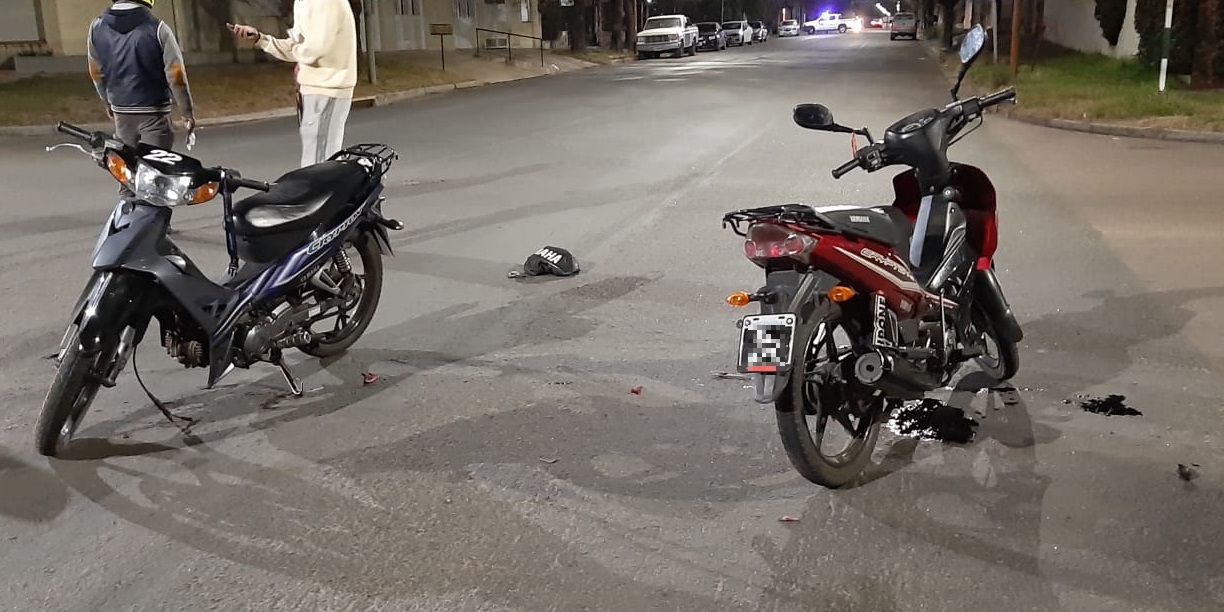 Dos motos chocaron en calle 26 y 25: Una mujer fue trasladada al Hospital