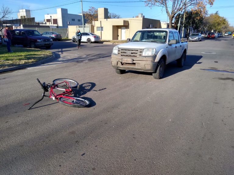Una Ford Ranger y una bicicleta protagonizaron un accidente y una joven fue hospitalizada