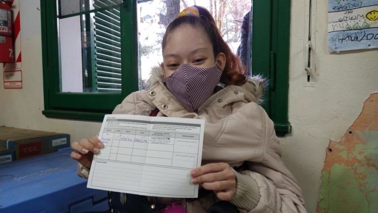 Estefanía, la primer adolescente en recibir la vacuna contra el coronavirus en General Pico: “A los que le tienen miedo a las agujas no les va a pasar nada”