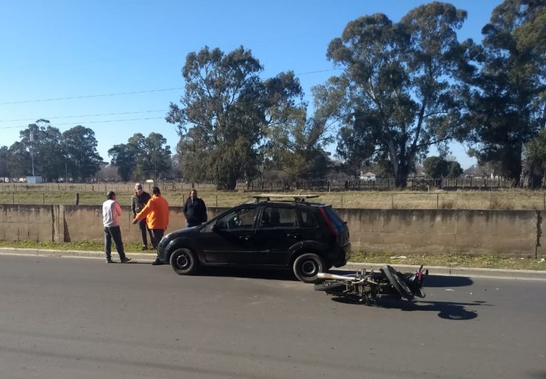 General Pico: Una motociclista fue hospitalizada luego de chocar contra un auto que se encontraba en doble fila