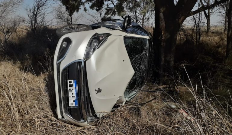 Reconocido periodista volcó y terminó contra un pino en Ruta 1 frente al monumento a Kennedy en Quemú: Fue hospitalizado con lesiones que no serían de gravedad