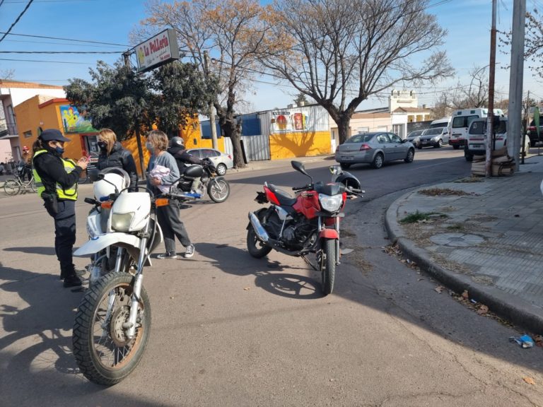 Grave accidente en calle 10 esquina 11: Un hombre fue hospitalizado y un auto se habría dado a la fuga