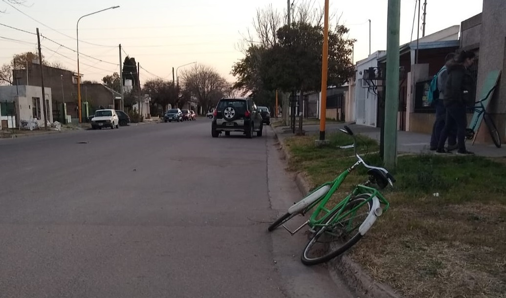 Un auto chocó a un ciclista en calle 27 y 32: Un hombre fue hospitalizado