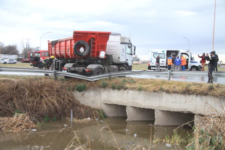 Accidente en la rotonda del Aeroplano: “Le jugó una mala pasada” la humedad del asfalto y quedó a punto de caer al canal de desagüe; no hubo heridos