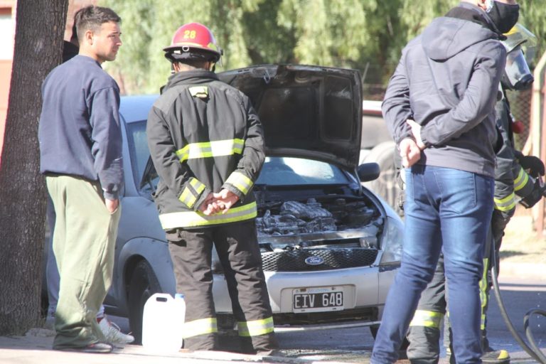 Bomberos acudió a un principio de incendio de un auto en calle 108 y 7