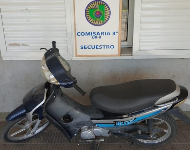 Allanamiento en barrio Federal: Personal de Comisaría Tercera recuperó una moto que había sido robada anoche en barrio San Etelvino y demoró a un menor adulto