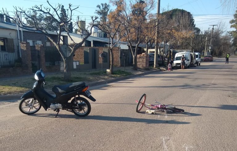 Una moto y una bicicleta iban en el mismo sentido y terminaron chocando en calles 25 y 38: Una niña de 11 años fue asistida y hospitalizada