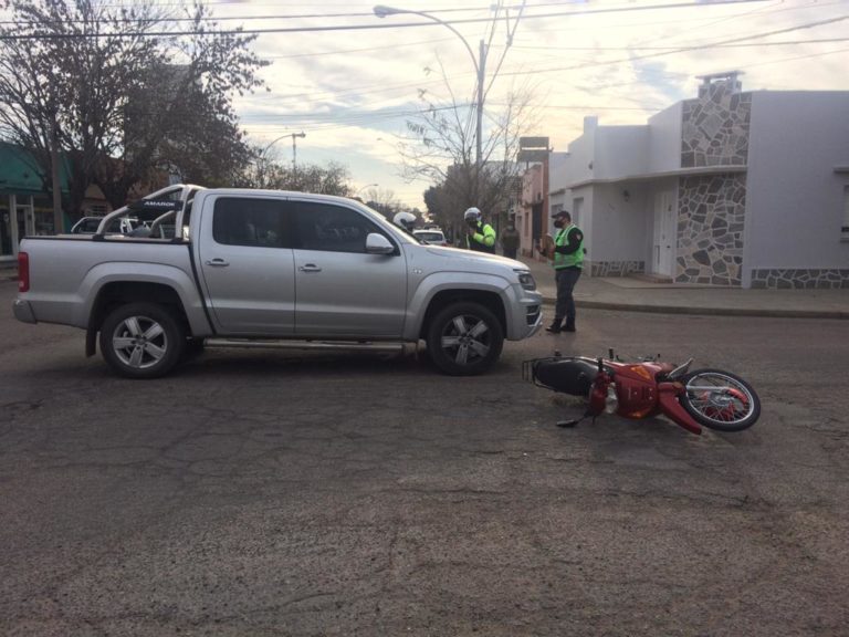 Una mujer con fractura en un dedo tras un choque entre moto y camioneta