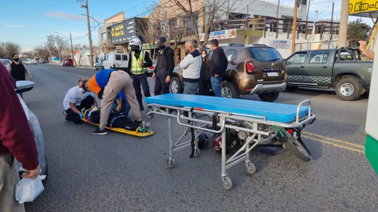 Una moto colisionó desde atrás a una camioneta en calle 9 entre 102 y 104: Una mujer fue hospitalizada