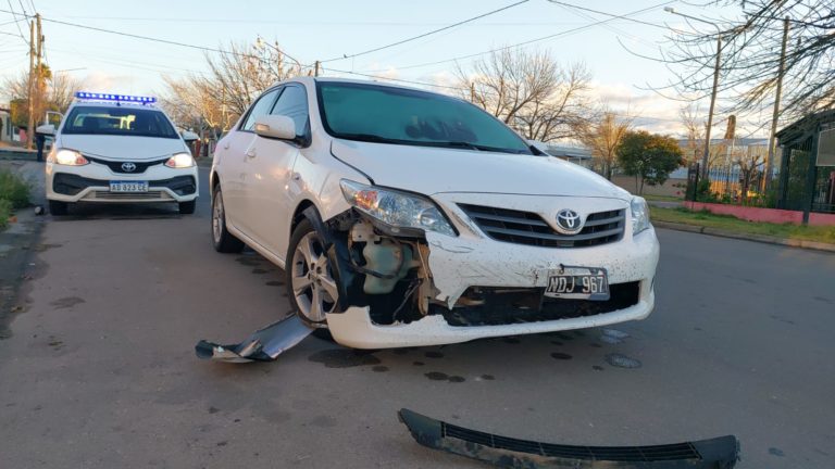 Siniestro vial entre auto y moto dejó un hombre lesionado