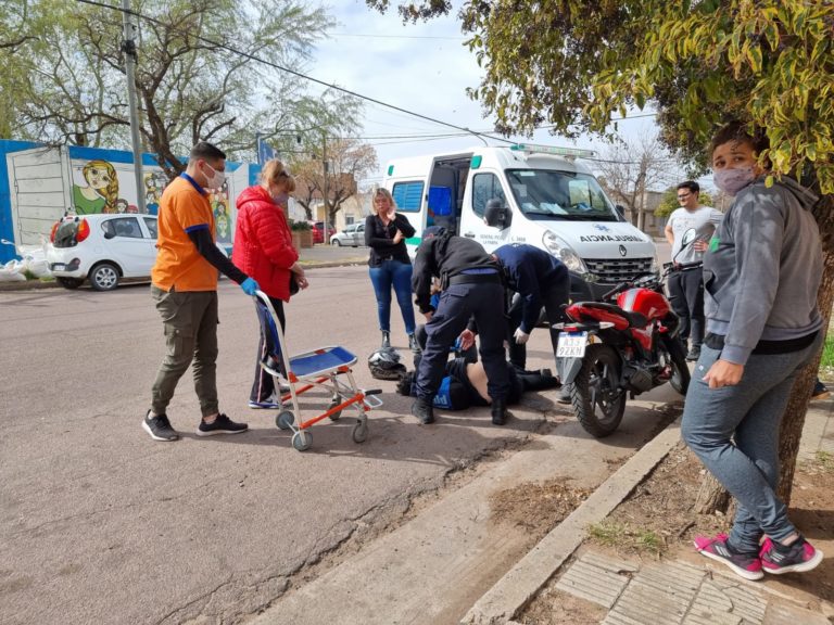 Una mujer fue encontrada convulsionando en la vía pública